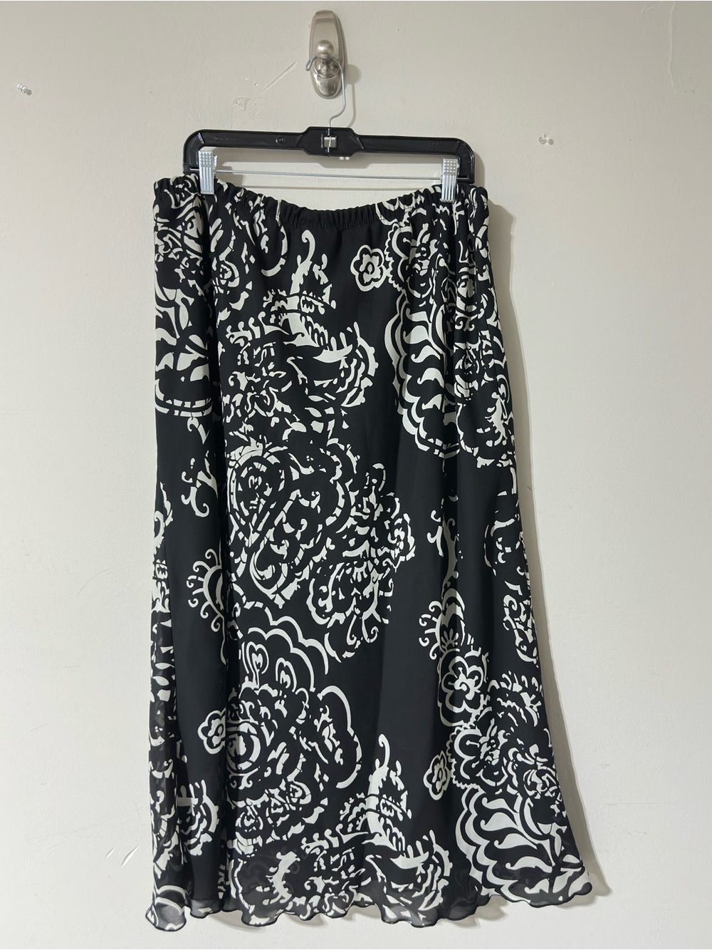 Avenue Women’s Black & White Printed Maxi Skirt – Size 18/20